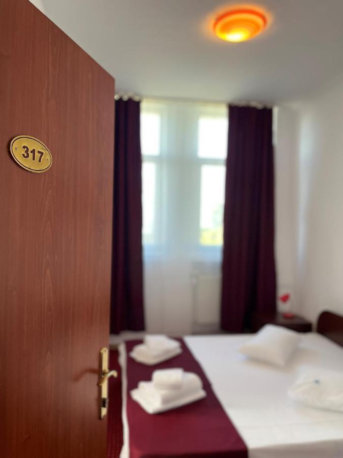 Hotel Tineretului Bucarest Esterno foto